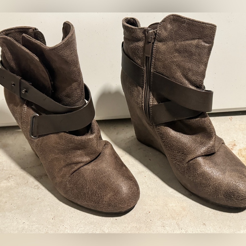 New light brown, suede boots
